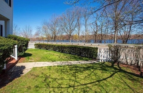 Somerville Wohnung | Convenient 2-bedroom apartment with water views by Assembly Row in Somerville