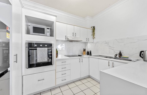 Indooroopilly Wohnung | Convenient & Comfy! ~ 2Bed, 2Bath, 2Car, Balcony
