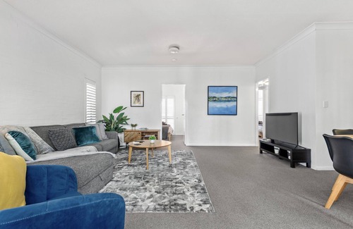 Indooroopilly Wohnung | Convenient & Comfy! ~ 2Bed, 2Bath, 2Car, Balcony
