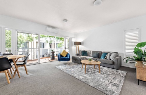 Indooroopilly Wohnung | Convenient & Comfy! ~ 2Bed, 2Bath, 2Car, Balcony
