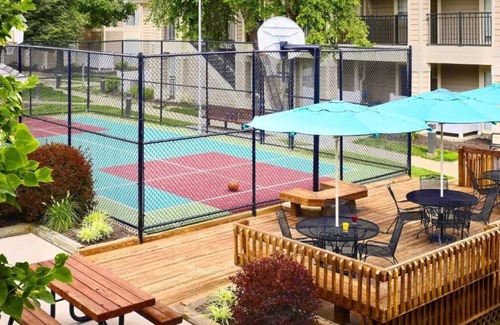 Schaumburg Haus | Convenient Getaway, Unit with Pool, Near Woodfield Mall, Schaumburg!