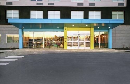 South Portland Haus | Convenient Room Near Airport & Shopping w/Free Shuttle, Breakfast & Parking