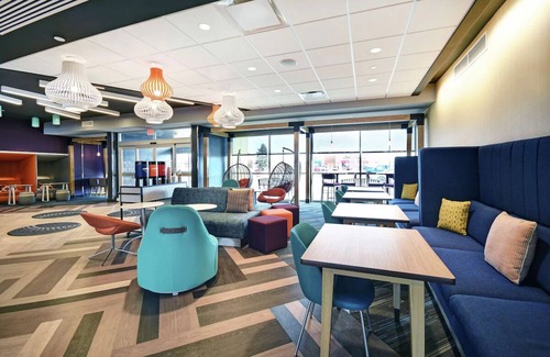 South Portland Haus | Convenient Room Near Airport & Shopping w/Free Shuttle, Breakfast & Parking