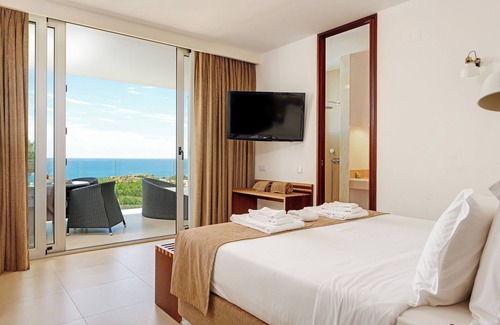 Albufeira Hotel | Convenient Stay! Full Kitchen, Private Pool, Free Parking, Beach Access!