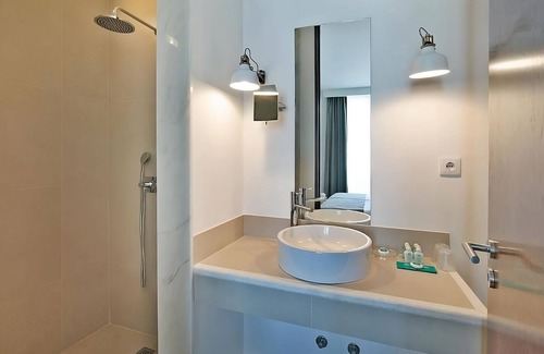 Albufeira Hotel | Convenient Stay! Full Kitchen, Private Pool, Free Parking, Beach Access!