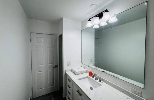 Des Plaines Villa | Convenient Stay near Chicago Ohare Airport with King Beds and Coffee