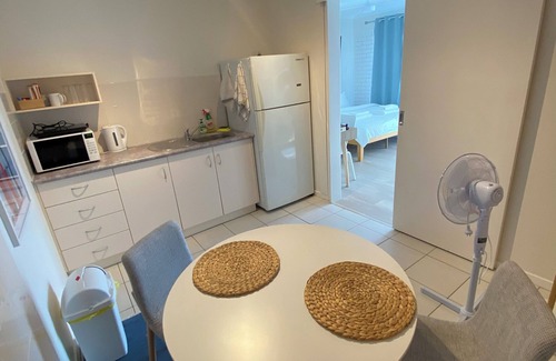 Coffs Harbour Wohnung | Convenient studio; minutes to beaches, shops, sport grounds; off street parking