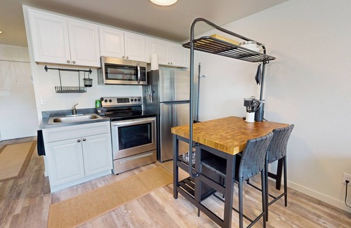 Evergreen Wohnung | Conveniently located condo with full kitchen, W/D & TV's