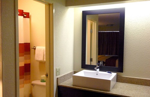 Statesville Hotel | Conveniently To Excellent Transportation! Free Parking, Pet-friendly Property!