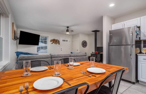 Conway Haus | Conway Retreat| Hot Tub|Fire Pit| Pet- Friendly