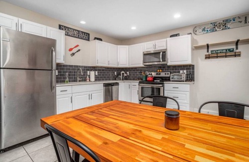 Conway Haus | Conway Retreat| Hot Tub|Fire Pit| Pet- Friendly