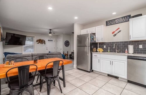 Conway Haus | Conway Retreat| Hot Tub|Fire Pit| Pet- Friendly