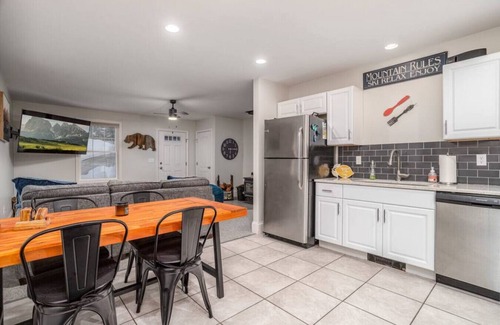 Conway Haus | Conway Retreat| Hot Tub|Fire Pit| Pet- Friendly