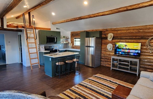 Diamondville Kabine | Charming little cabin with sleeping loft in superb Kemmerer with WiFi