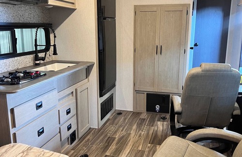 Redmond Haus | Cool RV with AC in Redmond
