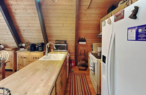 Sky Valley Haus | Coopers Landing | Fire Pit + Hot Tub & Game Room!