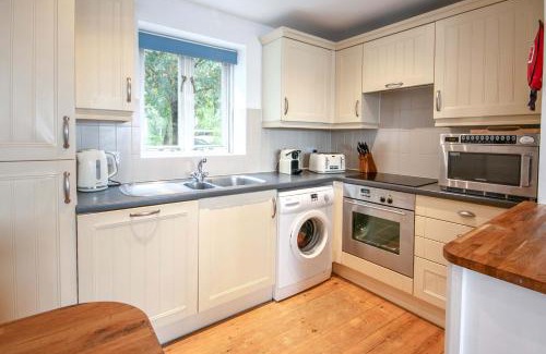 Cirencester Haus | Coot Cottage - holiday house with fantastic lake views