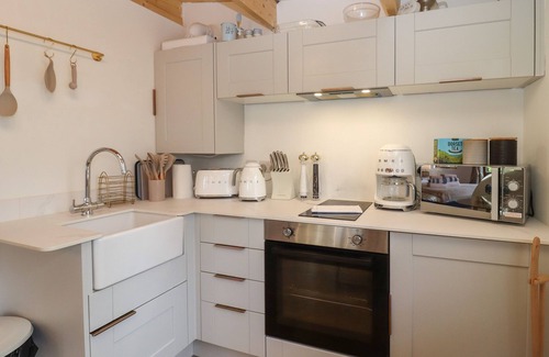 Blandford Saint Mary Haus | COPPER BEACH, romantic, with hot tub in Blandford Forum