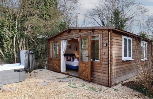 Blandford Saint Mary Haus | COPPER BEACH, romantic, with hot tub in Blandford Forum