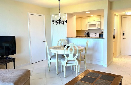 Williams Town Eigentumswohnung | Coral Beach Condo w Ocean View 1 Bdr Sleeps 4