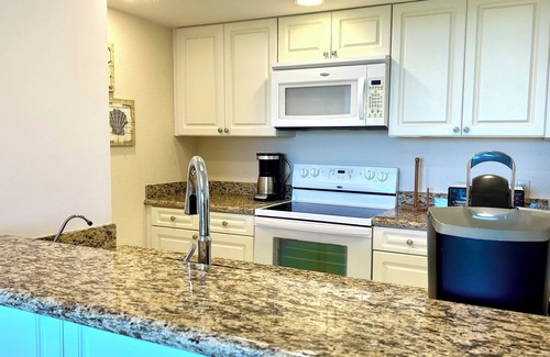 Williams Town Eigentumswohnung | Coral Beach Condo w Ocean View 1 Bdr Sleeps 4