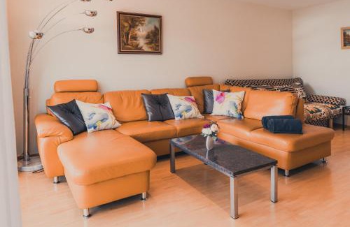 Koblach Wohnung | Coraline -Koblach, 6-10 P, 3 Schlafzimmer, Küche, riesige Terrasse, Parkplatz, WiFi, Stellplatz Ski