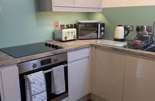 Meathop Hütte | CORNER COTTAGE AT BRACKENTHWAITE FARM, pet friendly in Arnside