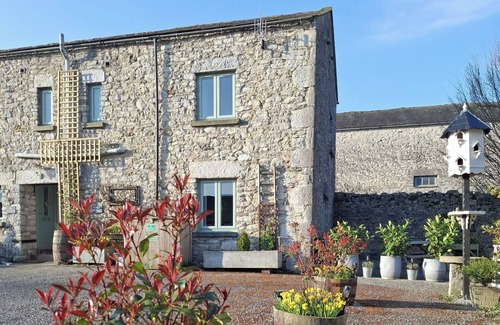 Meathop Hütte | CORNER COTTAGE AT BRACKENTHWAITE FARM, pet friendly in Arnside