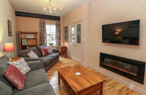 Tideswell Haus | Corner Cottage