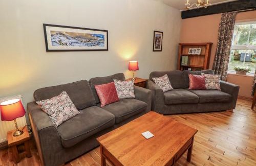 Tideswell Haus | Corner Cottage