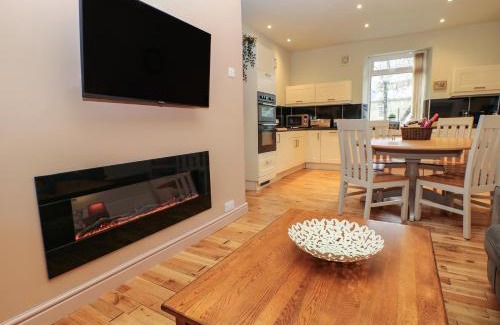 Tideswell Haus | Corner Cottage