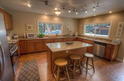 Tahoe Island Haus | Sunny Home w / Billardtisch, Grill, umzäunten Hof. Schlafmöglichkeiten für 8 in 5 Schlafzimmer (CYH1098)