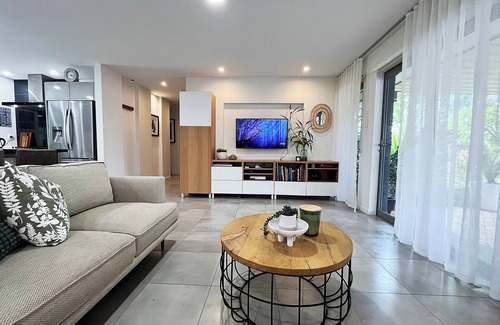 Loganholme Haus | Cornubia Luxury Nature Haven- Family & Pet friendly & wheelchair-friendly