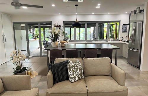 Loganholme Haus | Cornubia Luxury Nature Haven- Family & Pet friendly & wheelchair-friendly