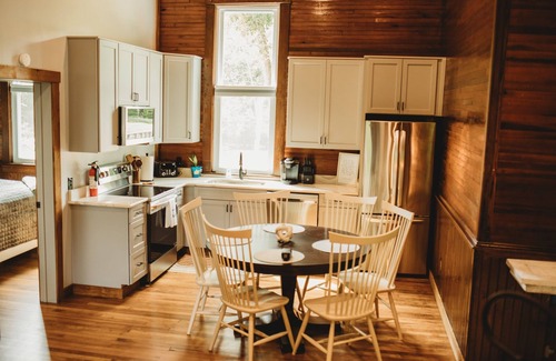 Procious Kabine | Corton Lodge on the Elk River - Bell Tower Suite