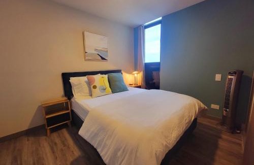 Rohrmoser Wohnung | Cosmopolitan APT 1407, 5 Star Facilities, 15m SJO Airport, Parking, Pool, Gym