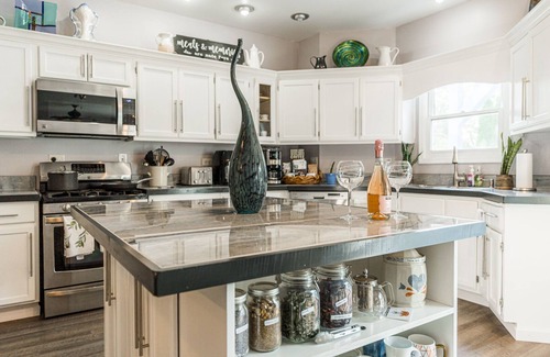 Bolingbrook Haus | Cosmos Stays, Open Space, Jacuzzi, King Beds, Hot Tub, Serene, Spacious