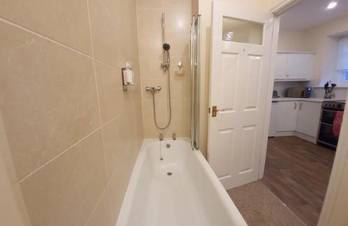 Langford Haus | Cosy 1-bedroom cottage next to Combe Lodge Venue