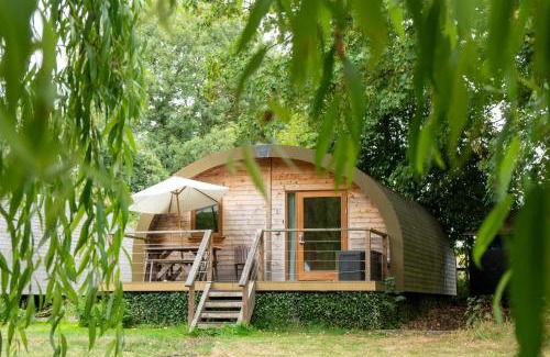 Newmarket Wohnung | Cosy and eco-friendly cabins next to 16th century pub