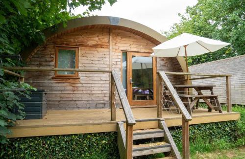 Newmarket Wohnung | Cosy and eco-friendly cabins next to 16th century pub