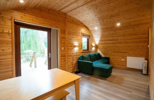 Newmarket Wohnung | Cosy and eco-friendly cabins next to 16th century pub