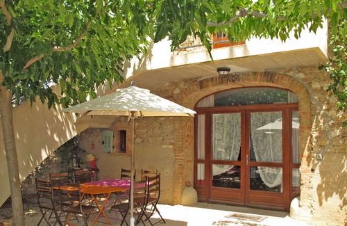 Ollieres Villa | Herrliche Wohnung in einem Ferienhaus für 11 Personen mit Pool, W-LAN, TV, Balkon und Parkplatz