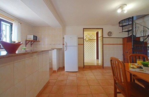Mem Moniz Haus | Wohnung in einem Ferienhaus mit W-LAN, Klimaanlage, Pool, TV, Terrasse, Panoramablick, Parkplatz