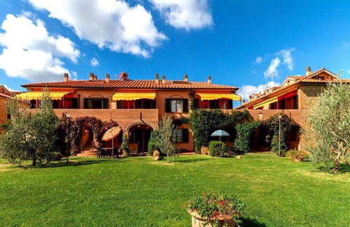 Sughera Wohnung | Wohnung mit W-LAN, Klimaanlage, Pool, TV, Terrasse, Panoramablick, Parkplatz, bei San Gimignano