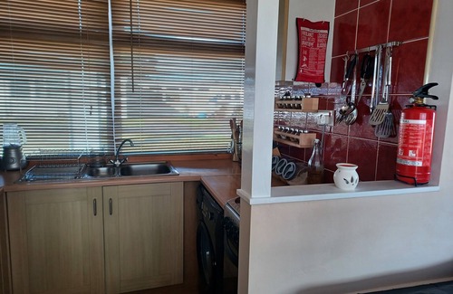 Llansaint Skihütte | Cosy chalet with all year round sunroom. Ideal location in West Wales to explore