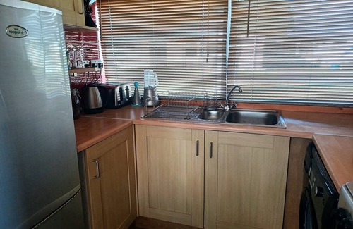 Llansaint Skihütte | Cosy chalet with all year round sunroom. Ideal location in West Wales to explore