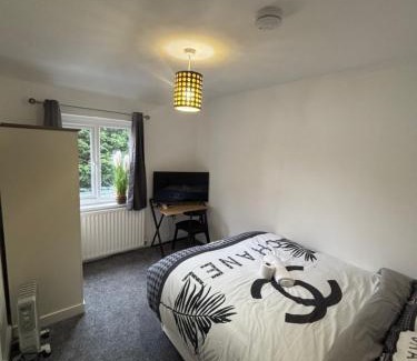 Little Hulton Haus | Cosy Charming room in big house