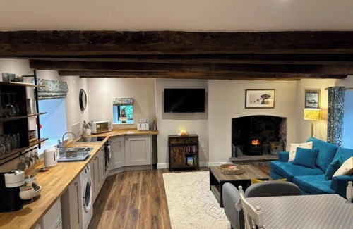 Talgarth Hütte | Cosy, comfy & tranquil farm cottage with log fire & country walks from the door