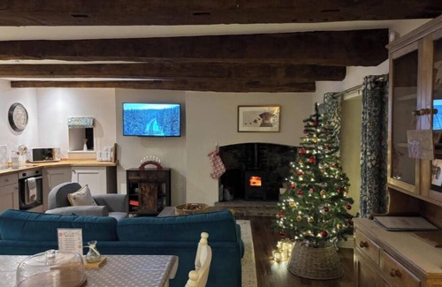 Talgarth Hütte | Cosy, comfy & tranquil farm cottage with log fire & country walks from the door