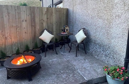 Talgarth Hütte | Cosy, comfy & tranquil farm cottage with log fire & country walks from the door